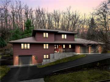 Eau Claire, WI: 2207 Walnut Ridge Drive