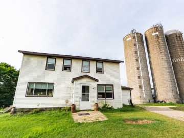 La Valle, WI: E5549 Hoff Rd 