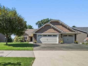 Altoona, WI: 460 Club View Lane
