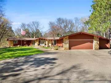 New Richmond, WI: 1206 Pinecrest Lane