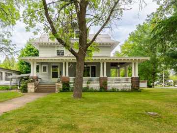 Spooner, WI: 404 Walnut Street