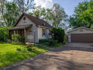 Eau Claire, WI: 2220 Valley View Place 