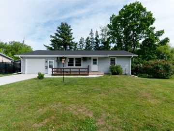 Barron, WI: 125 W Monroe Avenue