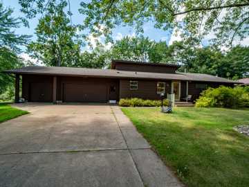 Menomonie, WI: 1121 River Heights Road