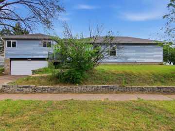 Eau Claire, WI: 2124 Edgewood Lane