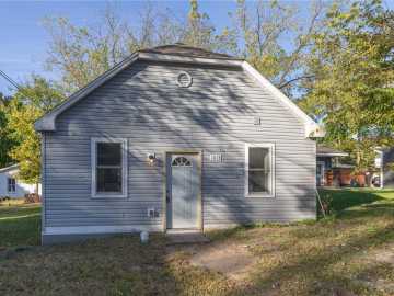 Menomonie, WI: 1013 9th E Avenue