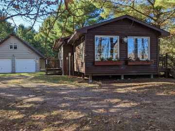 Stone Lake, WI: 5505 N Ham Holly Drive