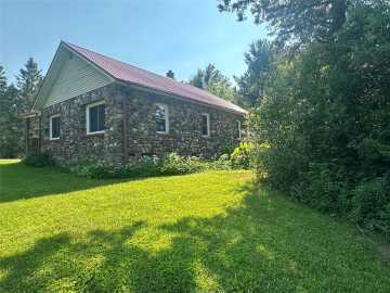 Loretta, WI: 6901 N Zett Road