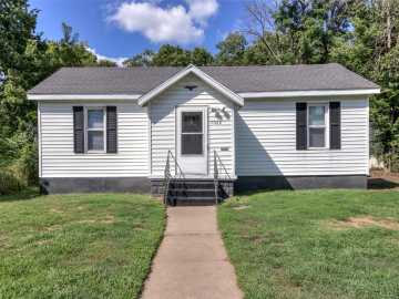 Eau Claire, WI: 1022 E Madison Street
