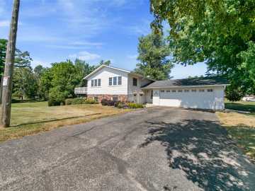 Ellsworth, WI: 321 W Warner Street