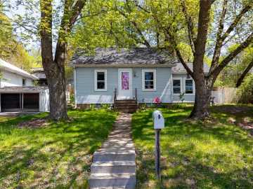 Eau Claire, WI: 827 N Hastings Way