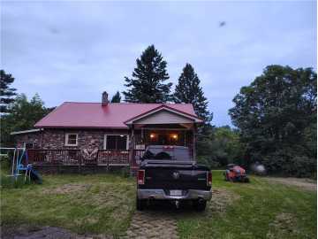 Loretta, WI: 6901 N Zett Road