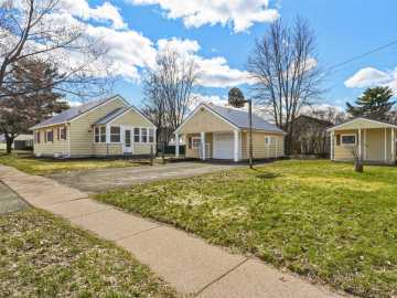 Altoona, WI: 1104 Garfield Avenue