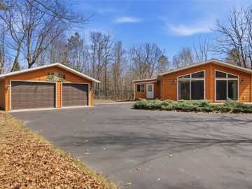 Hayward, WI: 8636N River Road