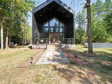 Fairchild, WI: S10460 Black Creek Road