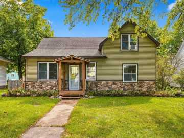 Elmwood, WI: 121 W Race Avenue