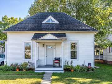 Black River Falls, WI: 616 Fillmore Street