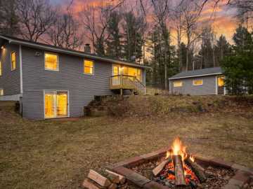 Siren, WI: 6502 Burnikel Road