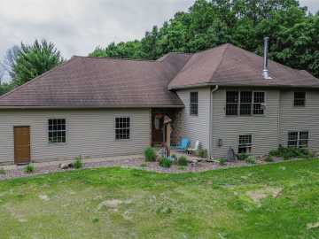 Fall Creek, WI: 10231 Pine Rd 