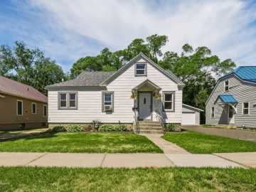 Bloomer, WI: 1025 Main Street