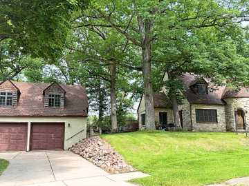 Menomonie, WI: 910 Oakwood Boulevard