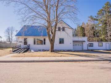Stanley, WI: 121 W Oak Street