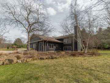Houlton, WI: 1549 Twin Springs Road