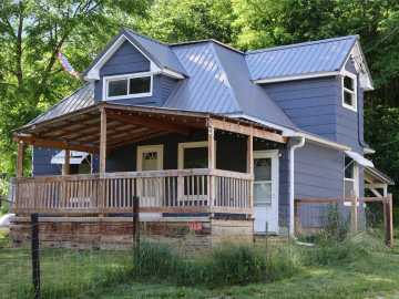 Cashton, WI: 115 4th Avenue
