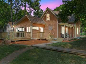Menomonie, WI: 1221 10th E Street