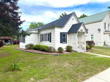Barron, WI: 1021 E La Salle Avenue