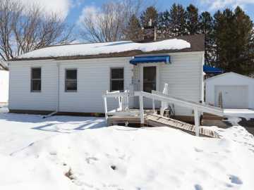 Menomonie, WI: 208 14th SE Street