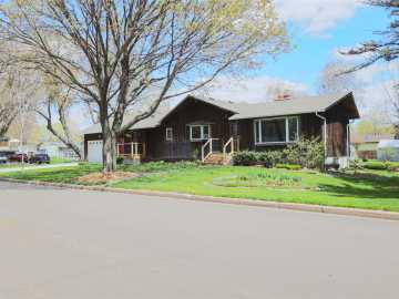 River Falls, WI: 804 Valley View Drive