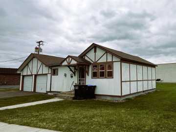 Bruce, WI: 123 W River Avenue
