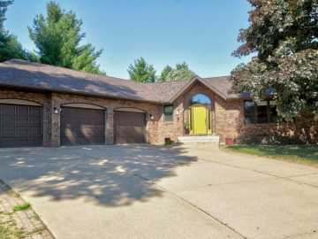 Altoona, WI: 884 Windsor Forest Drive
