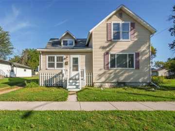 Stanley, WI: 321 E 2nd Avenue