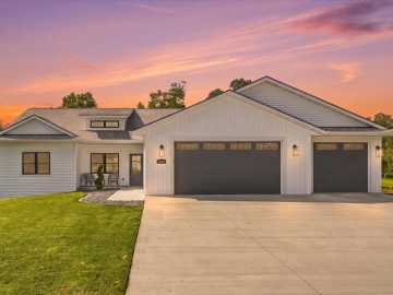Eau Claire, WI: 5022 Woodlands Drive