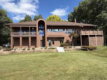 Eau Claire, WI: 445 E Woodridge Drive