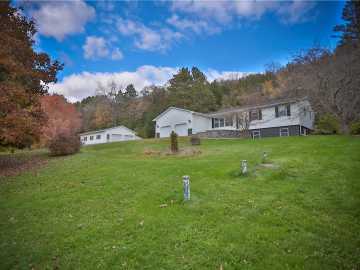 River Falls, WI: 69 E Woodridge Drive