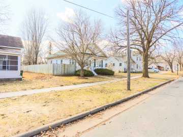 River Falls, WI: 522 E Walnut Street