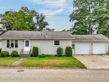 Blair, WI: 126 S Park Road