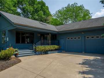Menomonie, WI: 631 Grandview Court