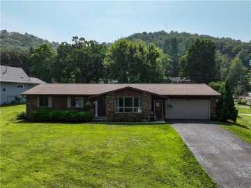 Elmwood, WI: 309 E Race Avenue