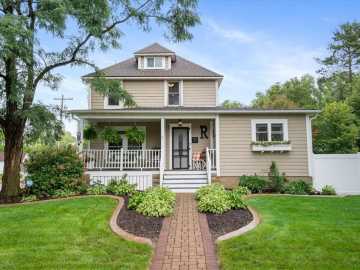 New Richmond, WI: 307 E Hughes Street