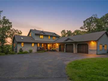 Hudson, WI: 1211 Birch Drive